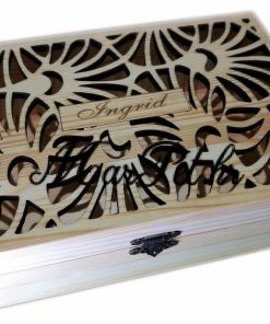 rezana drvena kutija s imenom