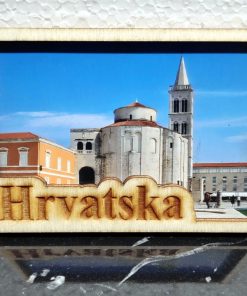 Magnet sa drvenim okvirom