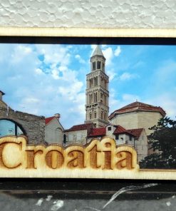 Magnet sa drvenim okvirom