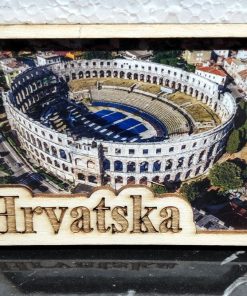 Magnet sa drvenim okvirom