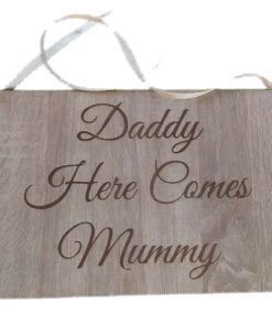 Natpis u drvetu Daddy here comes Mummy