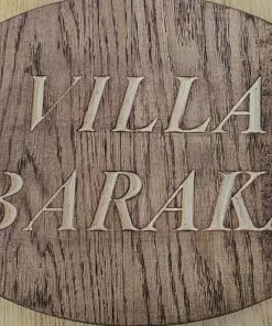 Natpis u drvetu Villa Baraka