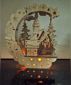 Božićno selo u šumi svijeće