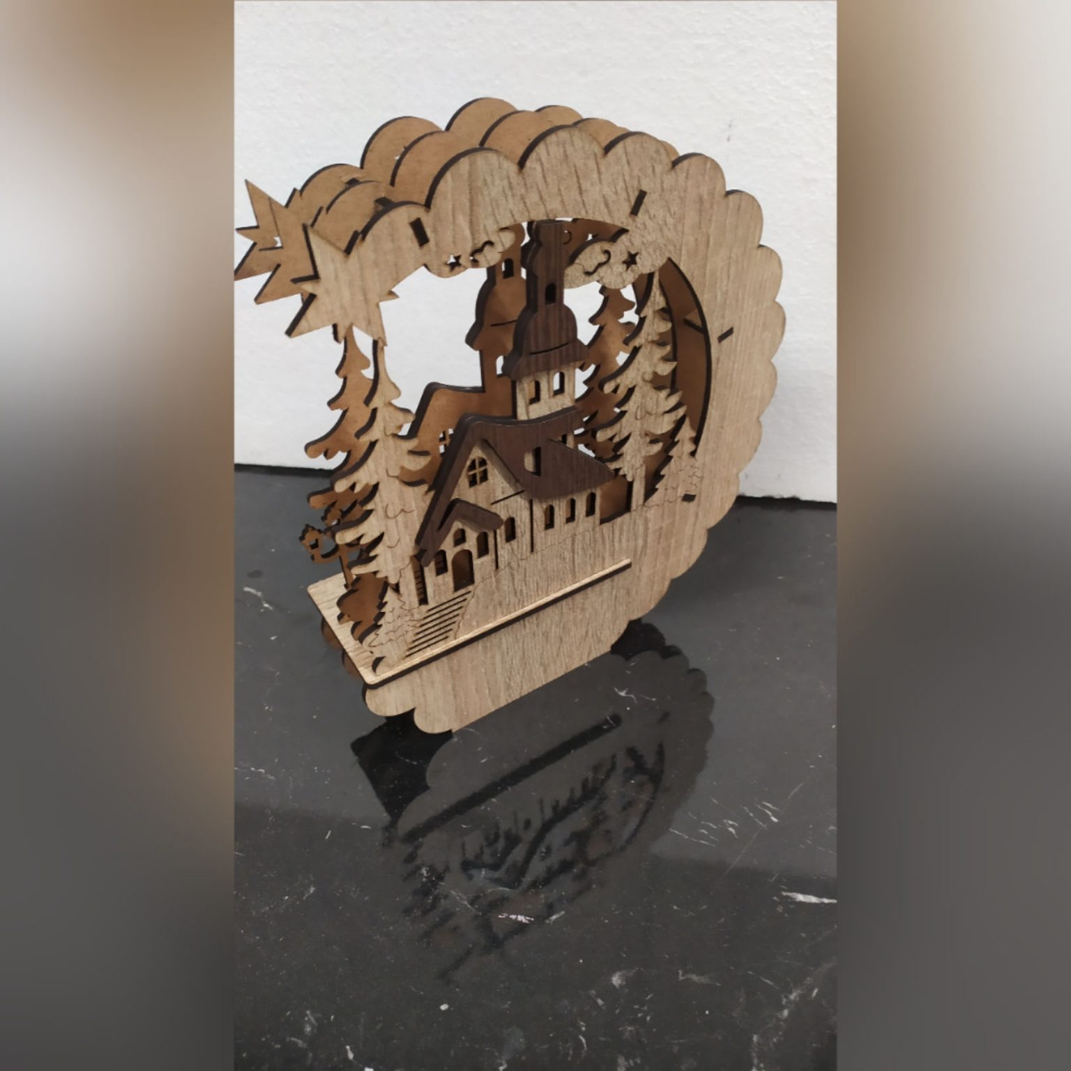 Božićno selo u šumi trobojno