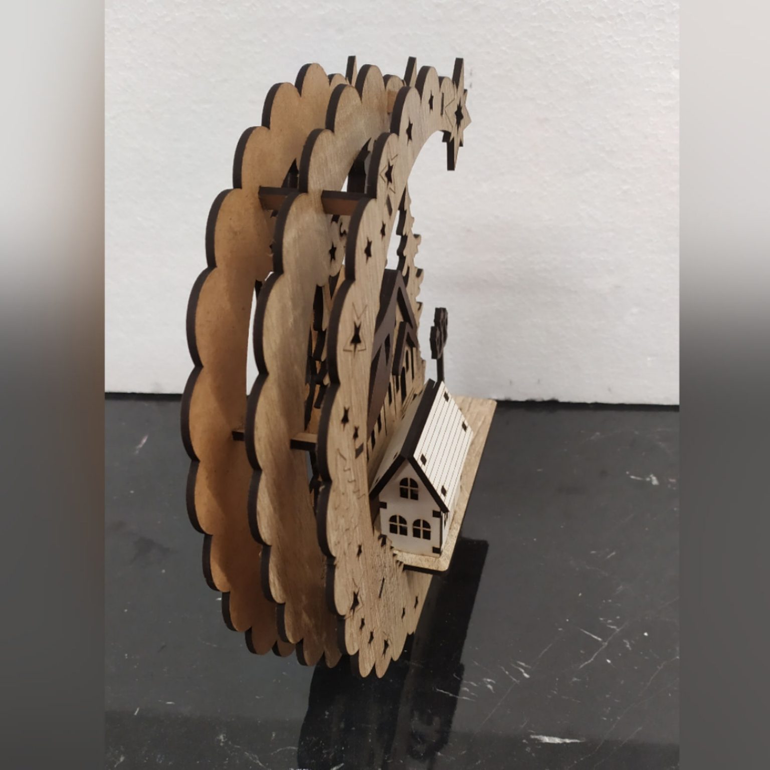 Božićno selo u šumi trobojno