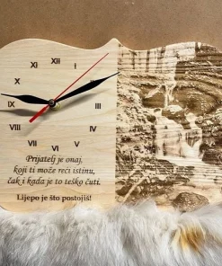 Drveni zidni sat s porukom o prijateljstvu