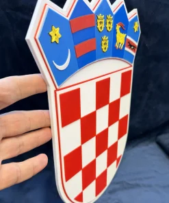 Bočni prikaz 3D grba RH s vidljivom debljinom i reljefnim detaljima