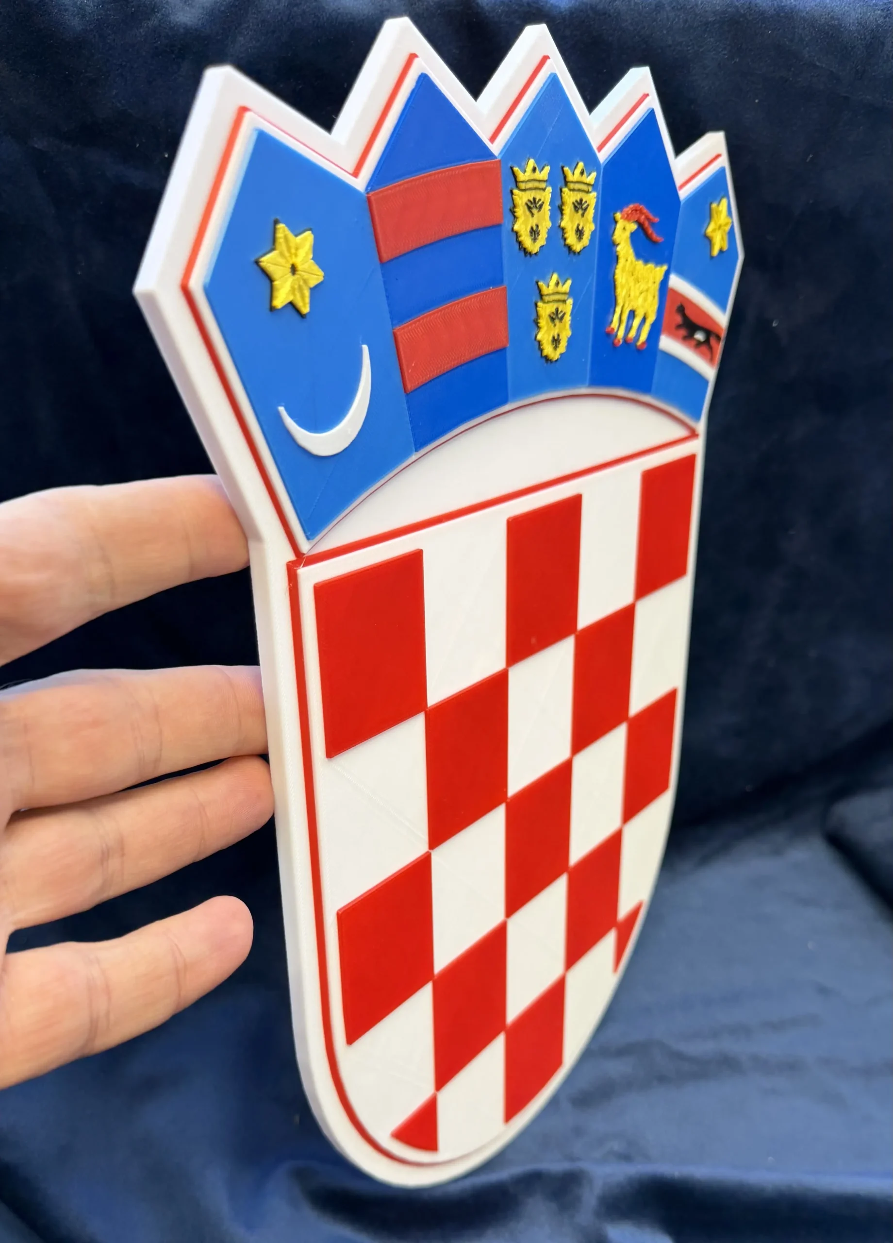 Bočni prikaz 3D grba RH s vidljivom debljinom i reljefnim detaljima